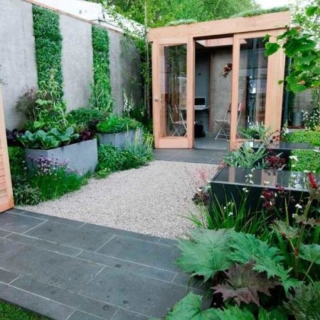 terasa cu paturi de flori si podele din piatra, jardiniere mari de ciment