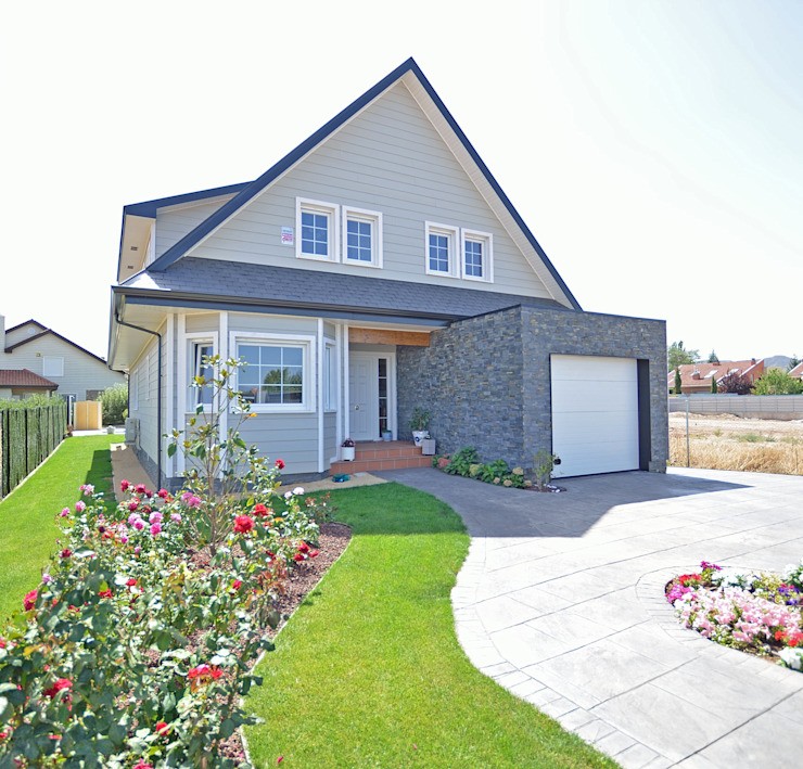 Fatada frontala Case in stil colonial Canexel Derivate din lemn Albastru Planta,Cer,Floare,Cladire,Proprietate,Fereastra,casa,mult teren,Arhitectura,Iarba