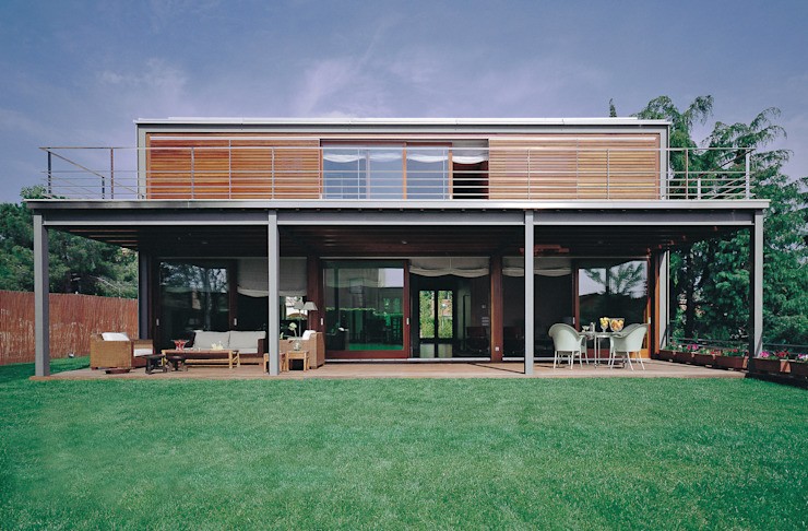 Fatada de sud spre gradina Artigas Arquitectes Case in stil modern