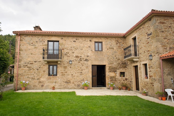 Reabilitare in Laracha, Intra Arquitectos Intra Arquitectos Case in stil rural Cer, Proprietate, Fereastra, Planta, Cladire, Nor, Lot teren, Copac, Gazon, Cartier rezidential