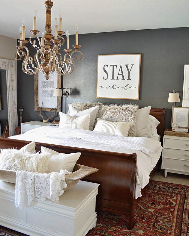 Un dormitor modern de epoca, cu nuante rustice