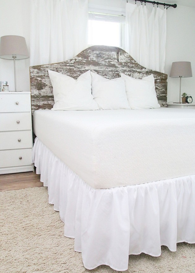 Un dormitor modern de epoca, cu o tablie din lemn acoperit de intemperii