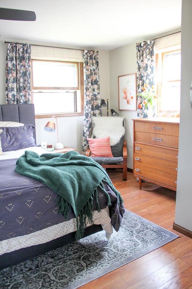 Un dormitor vintage modern cu perdele cu imprimeu floral