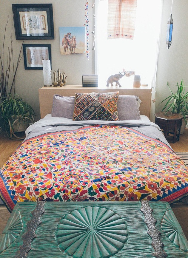 Un dormitorio vintage moderno con aires bohemios