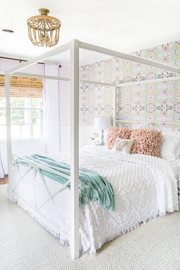 Un dormitor modern de epoca, cu baldachin metalic