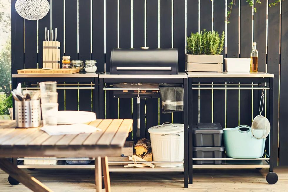 Va spunem cum sa mobilati o bucatarie pe terasa pentru a putea gati afara vara