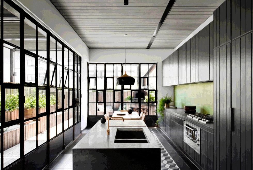 casa alb-negru cu carcase industriale din sticla si otel