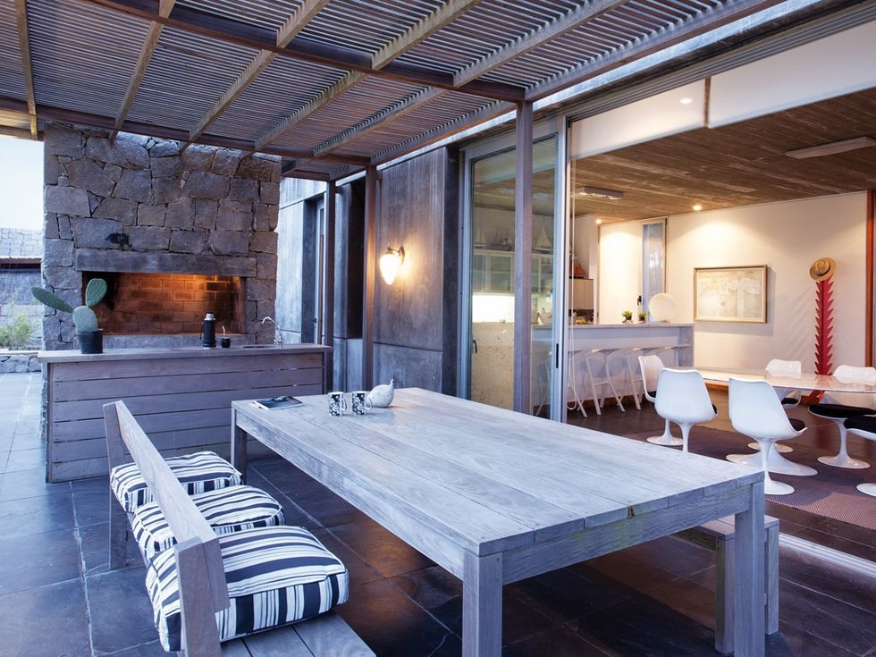 mese de mancat pe veranda sau masa din scandura de gradina si scaune rustice