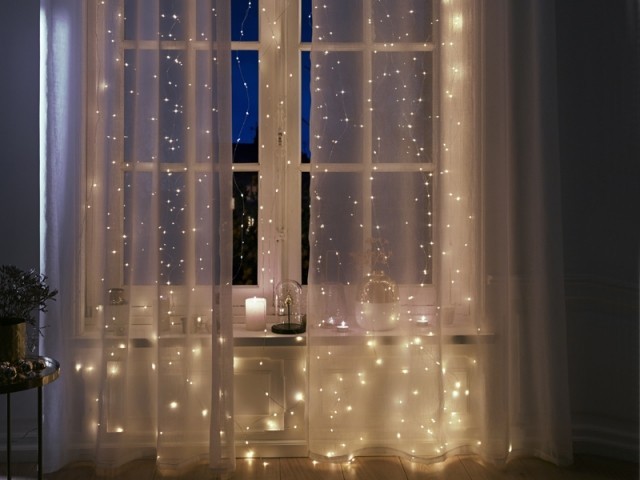 O perdea de lumina la fereastra