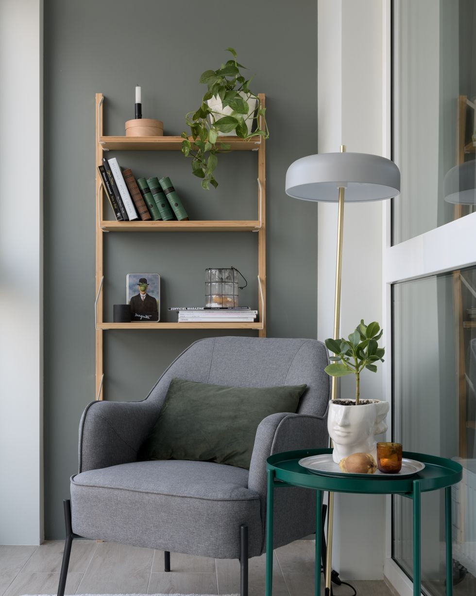 colt de lectura cu fotoliu gri si masuta laterala cu tava metalica verde