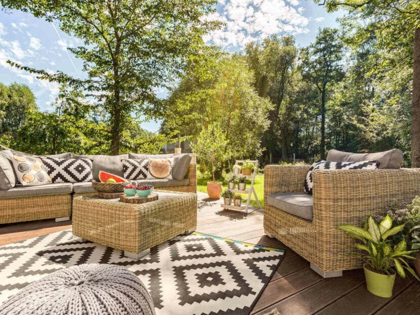 Camera de zi in gradina etnica