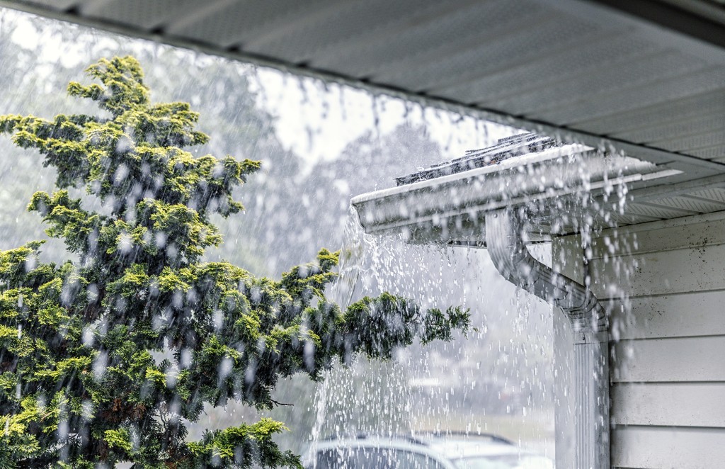 Apa de ploaie udata care se revarsa peste jgheabul de acoperis