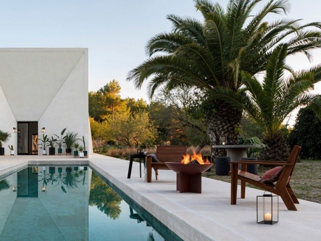 Un brazier pentru a incalzi marginile piscinei