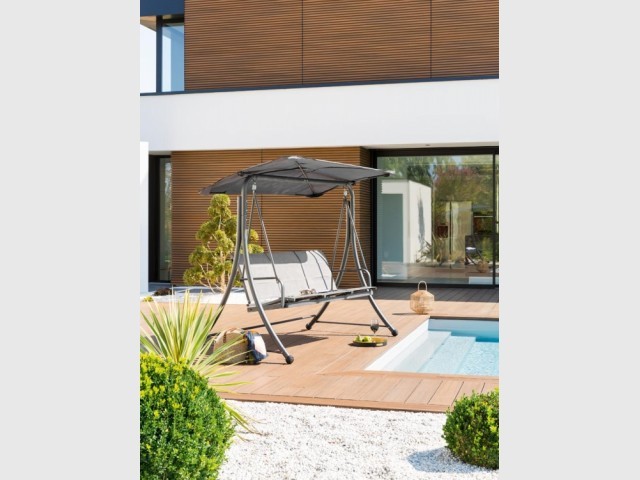 Un leagan langa piscina