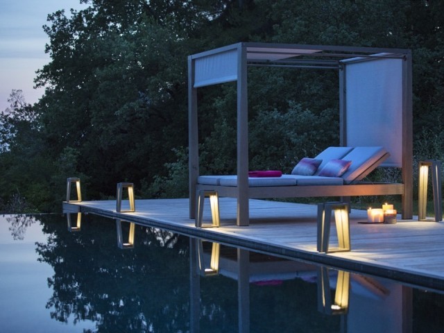 Iluminare discreta langa piscina