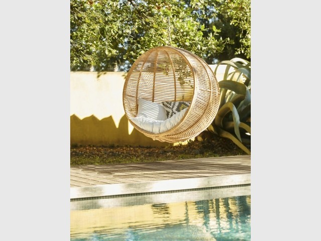 Un scaun suspendat in forma de cocon