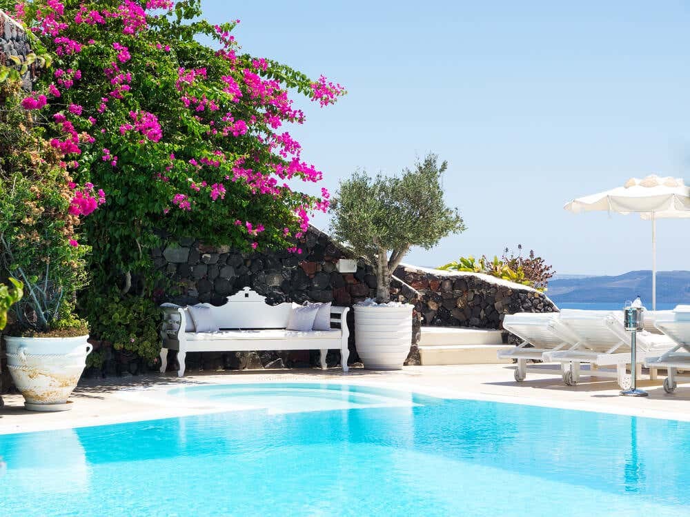 Piscina moderna din Ibiza.