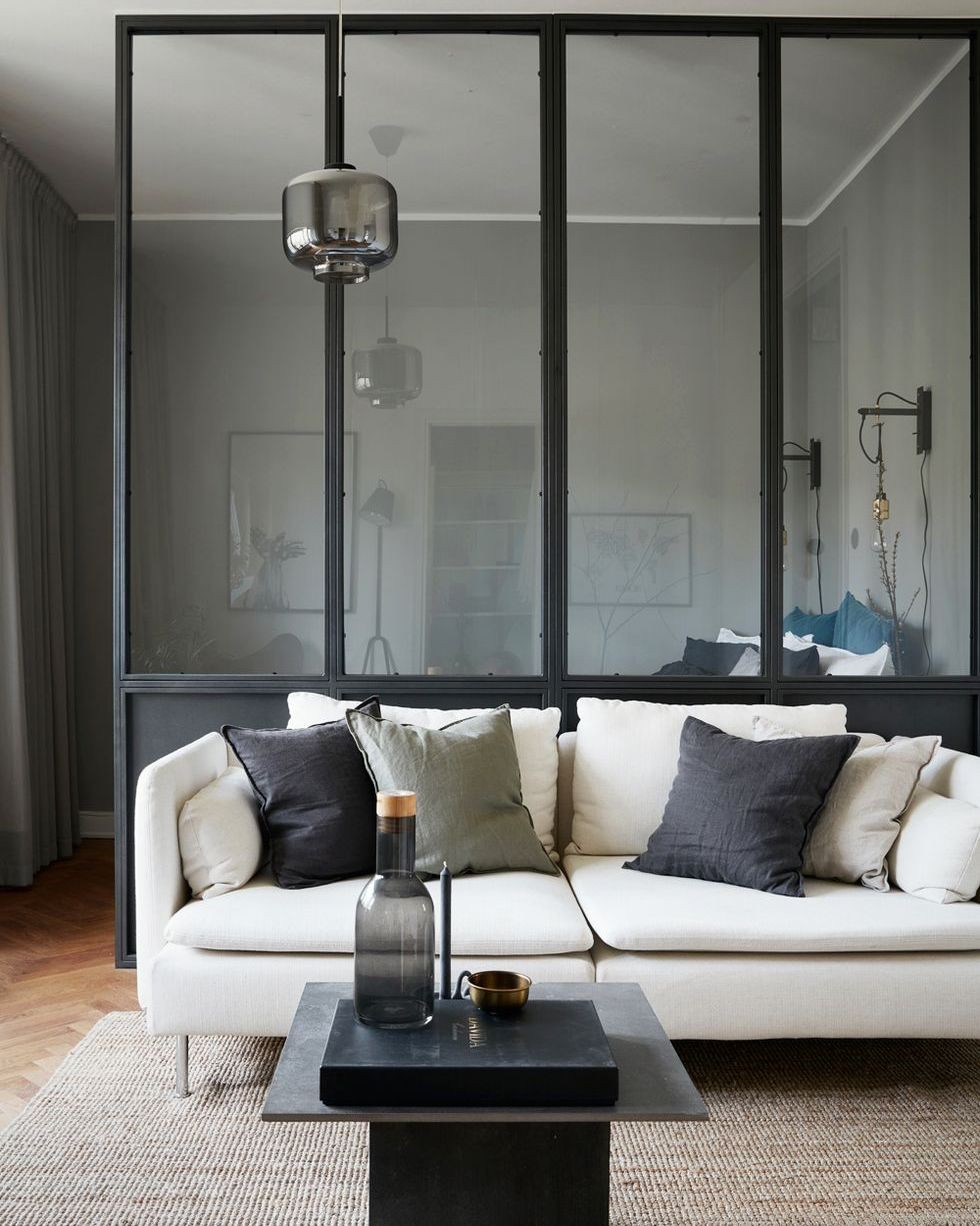 carcasele din sticla lumineaza atmosfera intr-un apartament mic