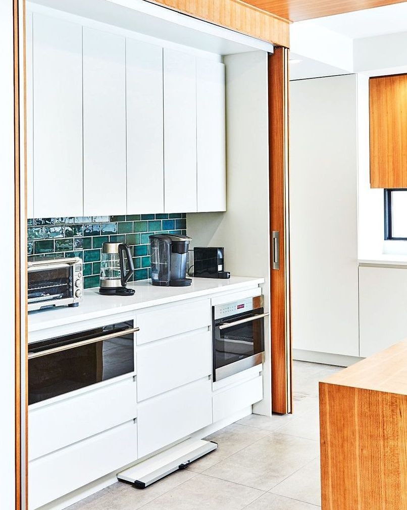 bucataria online este simulata in spatele unui dulap cu usi pliante