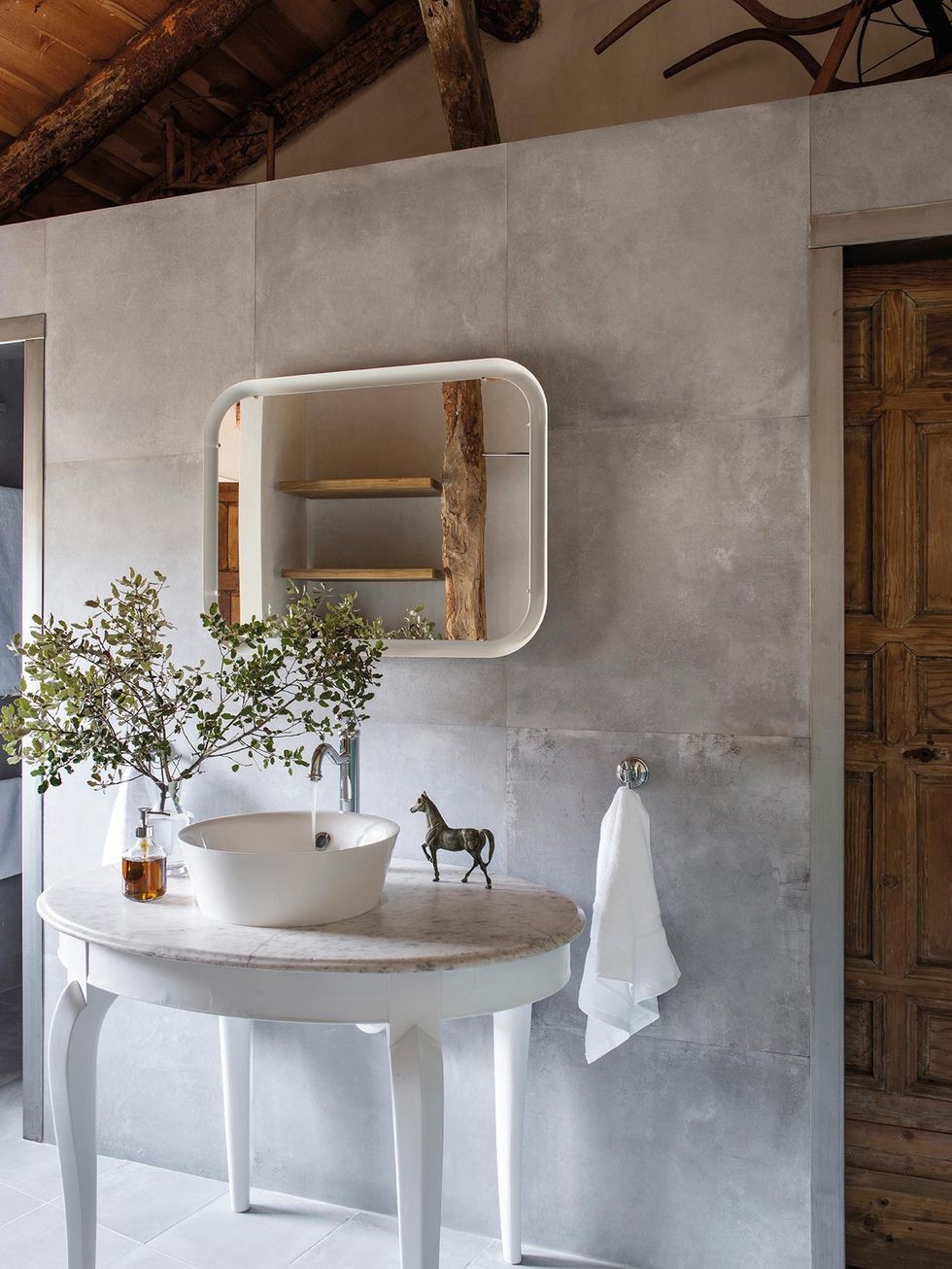 baie cu pereti din ipsos la vedere