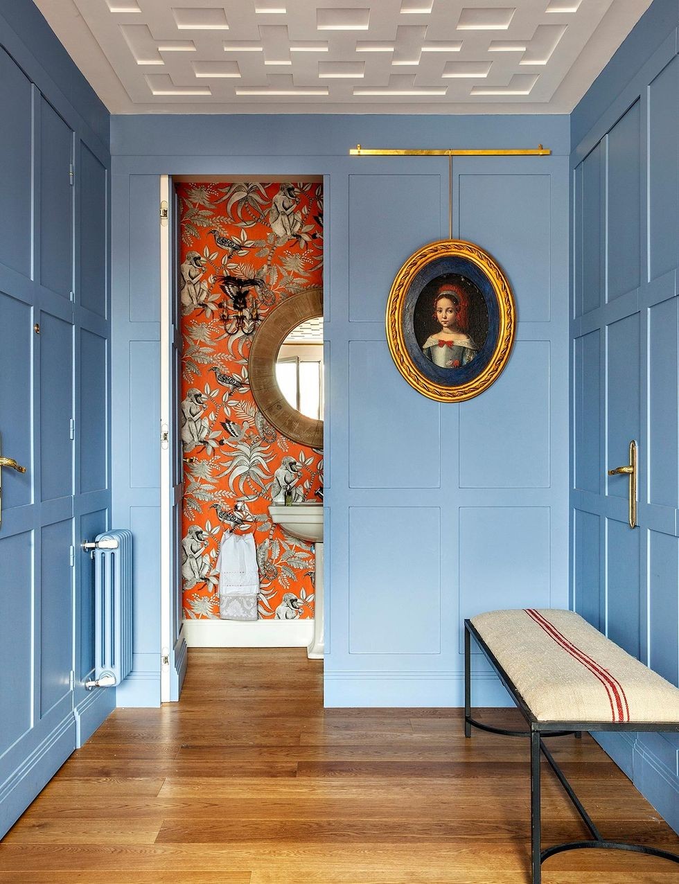 baie in stil clasic decorata cu tapet in culori vii