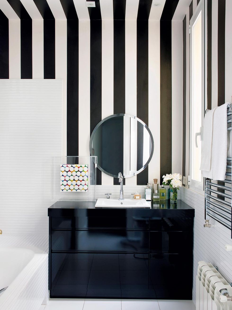 baie decorata cu tapet in dungi alb-negru