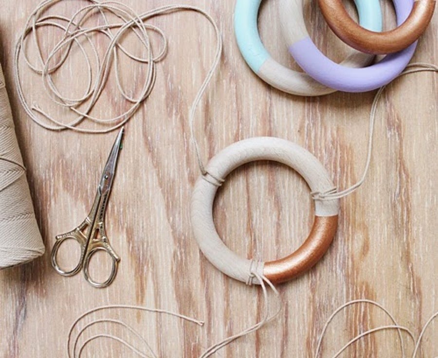 Ghivece suspendate cu inele de lemn