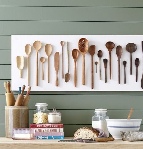 linguri de lemn de la deschis la intuneric atarnau pe un perete al bucatariei