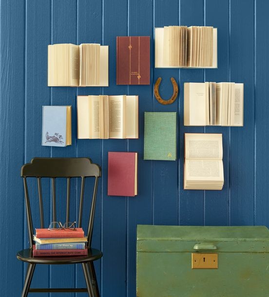 cartile sunt atarnate pe un perete intr-o galerie ca aranjament