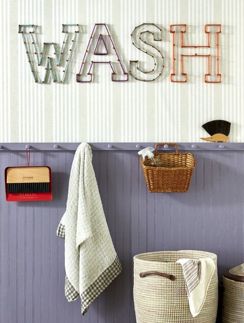 cuvantul spalare este scris cu cuie si sfoara intr-o spalatorie