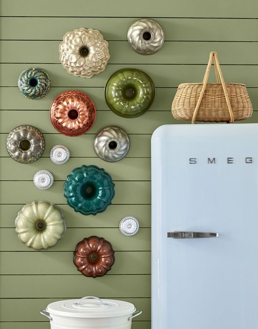 o colectie de tigai colorate este atarnata intr-o bucatarie