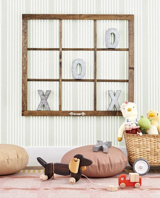 o fereastra veche fara sticla devine un joc tic tac toe atunci cand este atarnata pe un perete