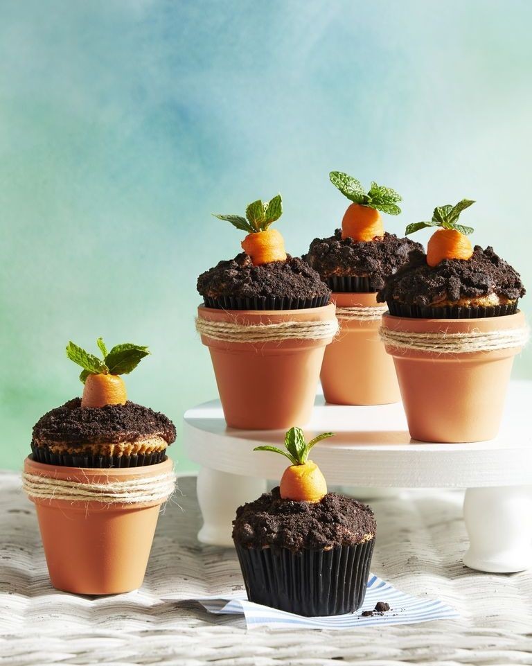 cupcakes de ciocolata in vase de teracota decorate pentru a arata ca morcovii in murdarie de Paste