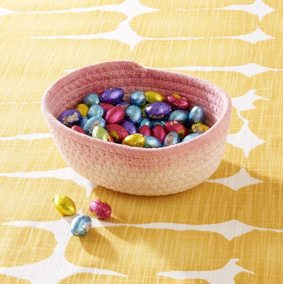 cos de Paste vopsit cu scufundare umplut cu oua de ciocolata