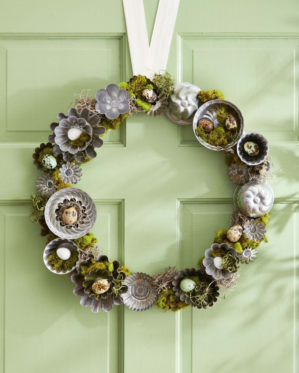 o coroana facuta din cutii de tarta de epoca umplute cu muschi si mini oua