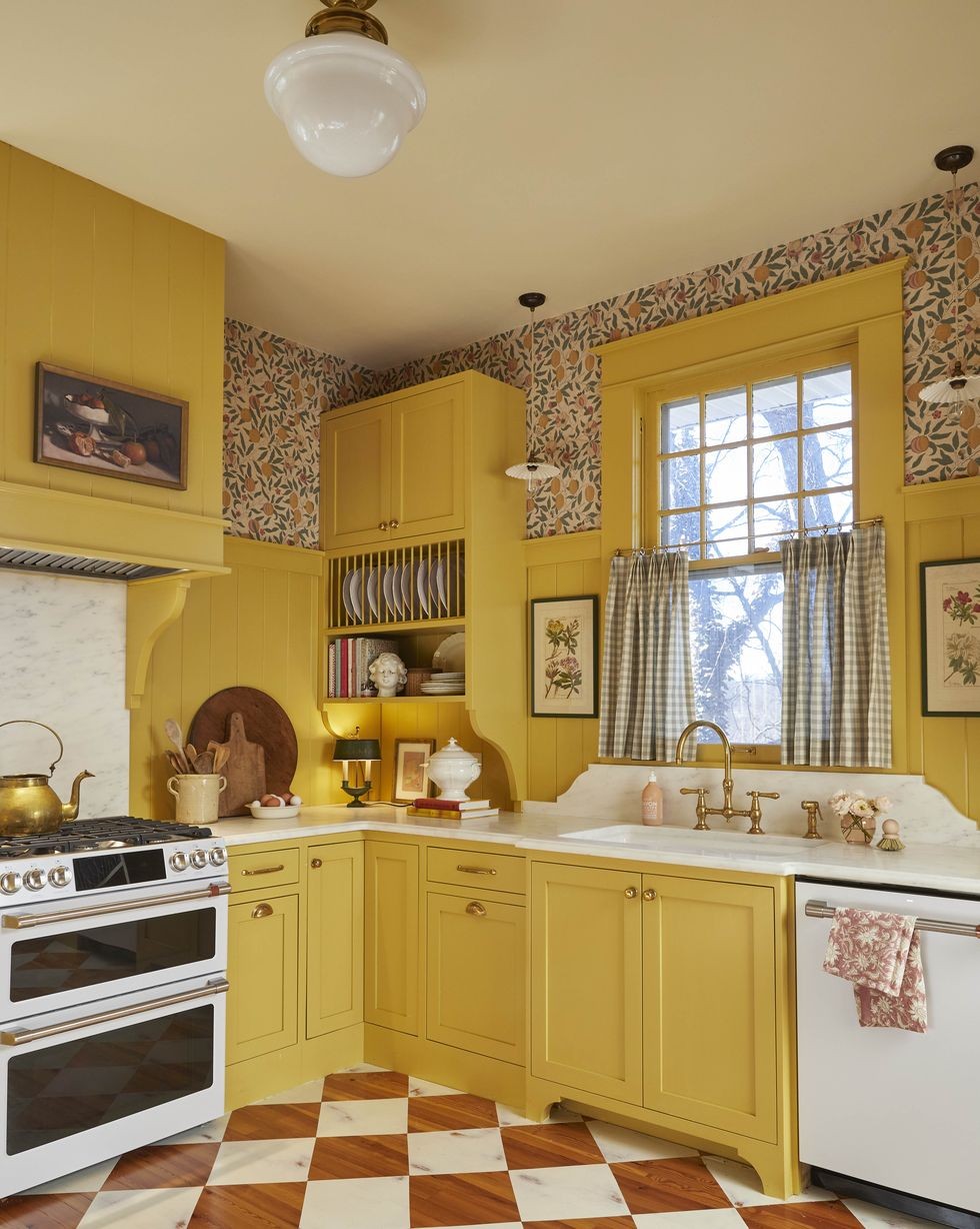 bucatarie galbena cu tapet