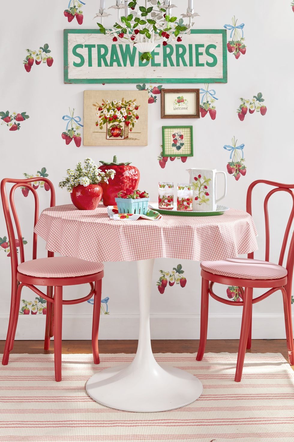 tapet de bucatarie in stil vintage cu capsuni