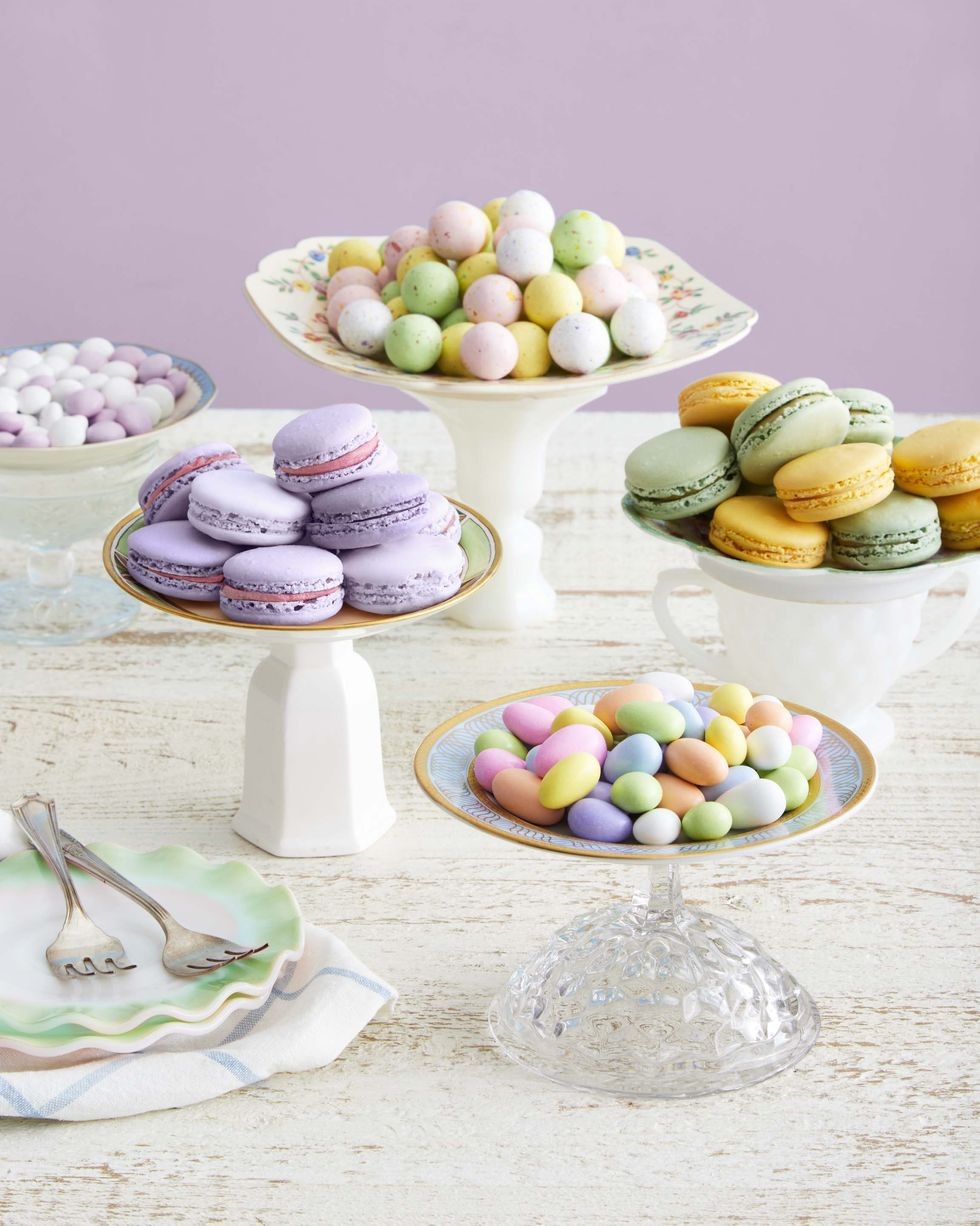 boluri de bomboane facute din farfurii si sfesnice