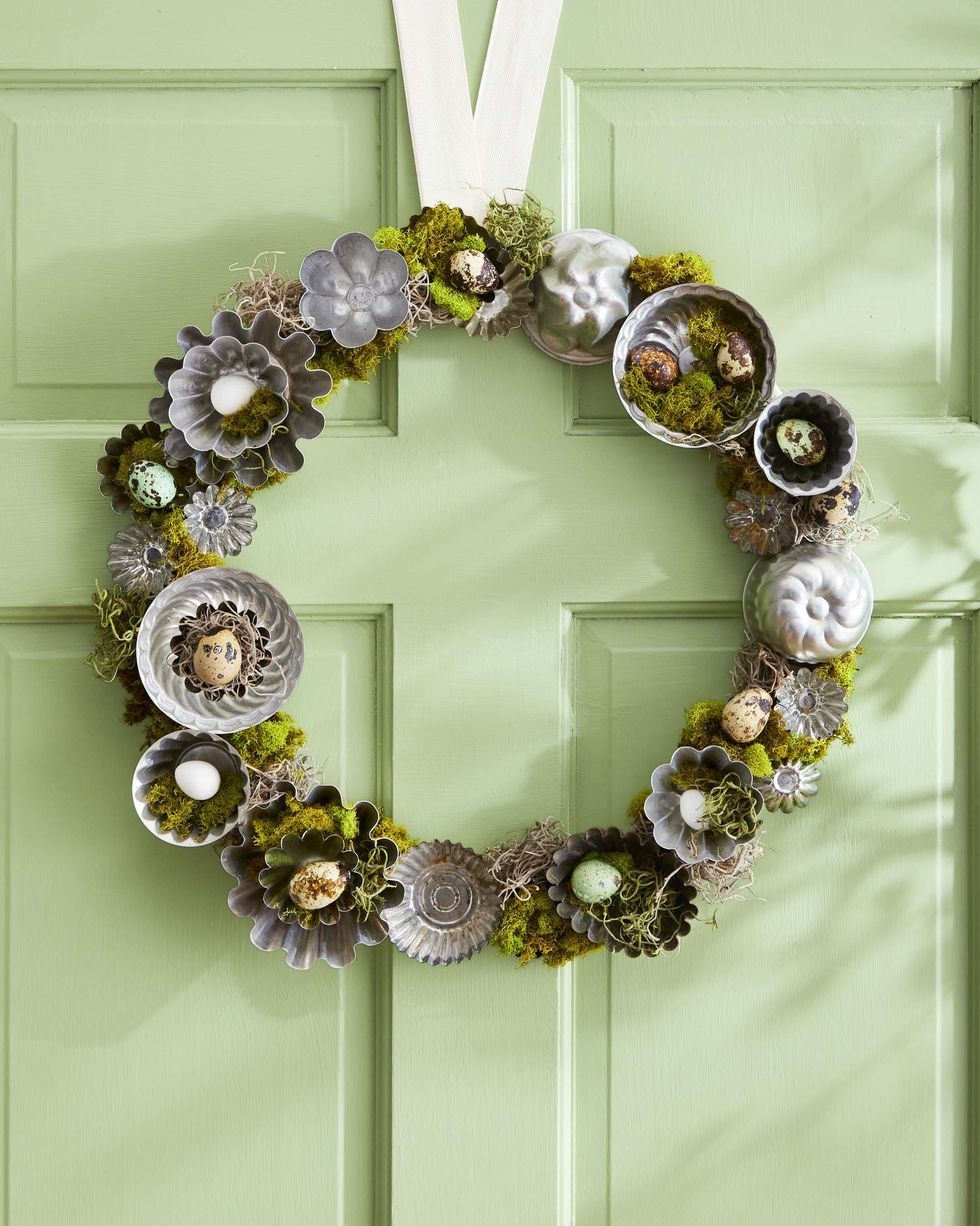 coroana facuta din forme de mini tarte, muschi si oua de robin false