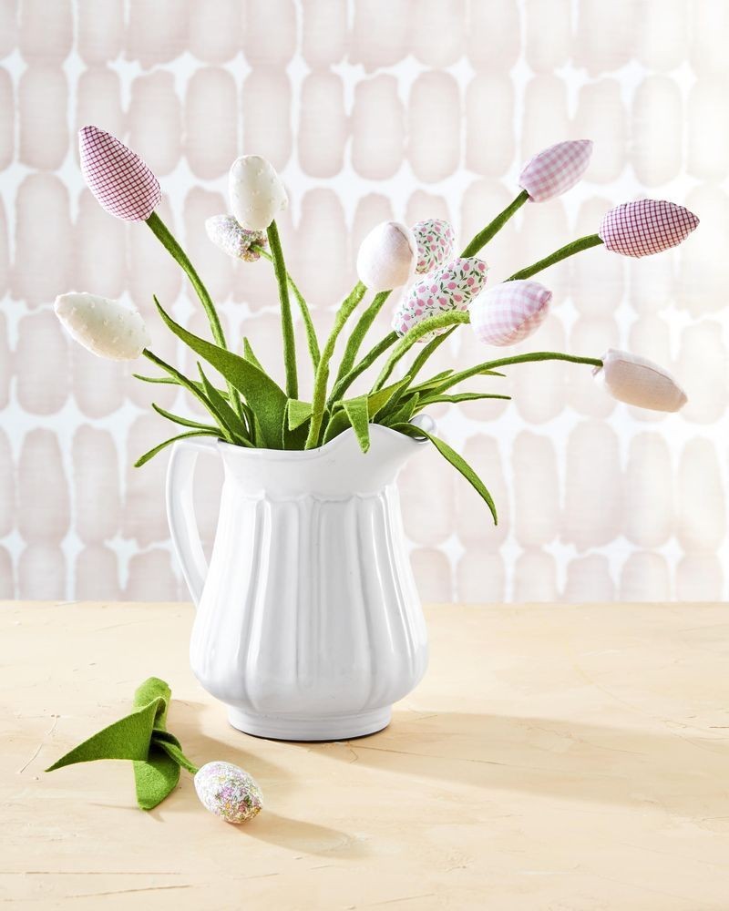 lalele din stofa in vaza alba