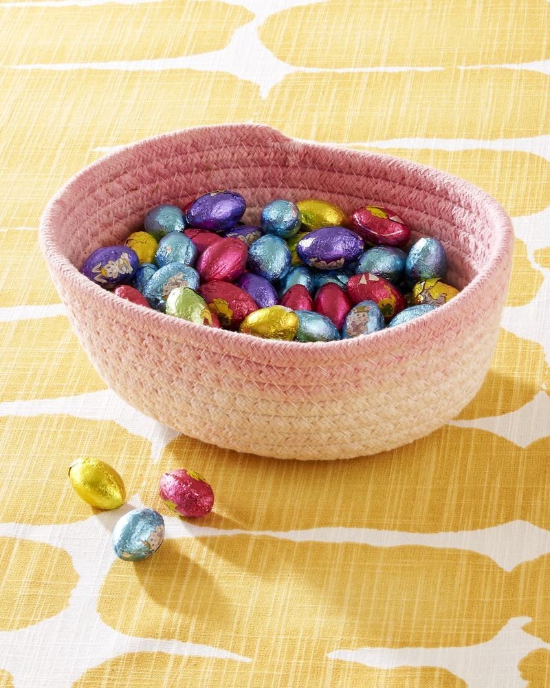 cos de Paste vopsit cu scufundare umplut cu oua de ciocolata