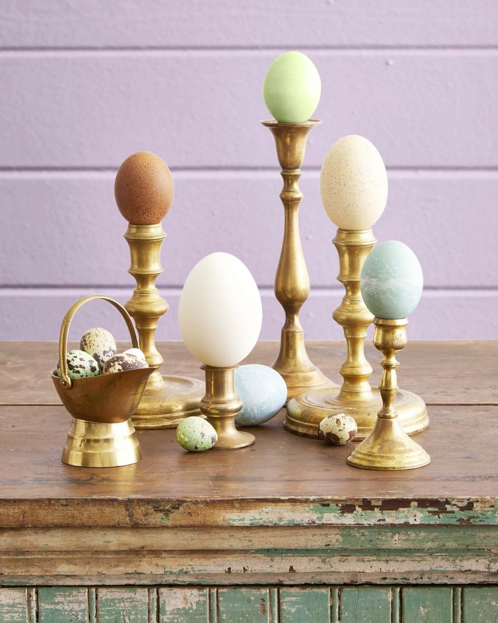 oua expuse pe sfesnice de alama