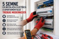 Electrician verifică un tablou electric într-un apartament care necesită modernizarea instalației electrice
